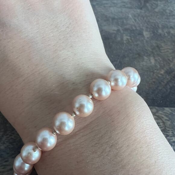 Vintage pale ballet pink pearl bracelet with gold tone clasp - Picture 6 of 8